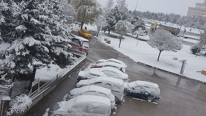 Eskişehir’de gece saatlerinde başlayan yoğun kar yağışı vatandaşlara sürpriz olurken, bazı yolların ise kapanmasına neden oldu. 