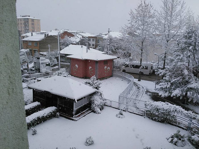 Eskişehir’de gece saatlerinde başlayan yoğun kar yağışı vatandaşlara sürpriz olurken, bazı yolların ise kapanmasına neden oldu. 