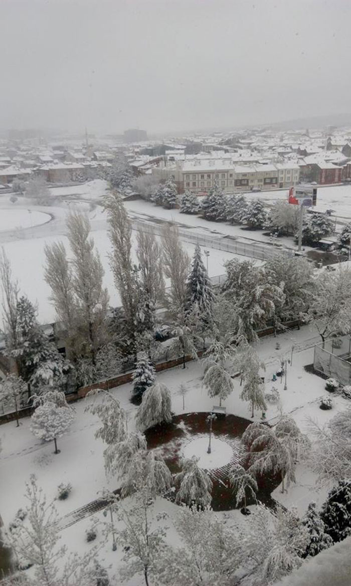 Eskişehir’de gece saatlerinde başlayan yoğun kar yağışı vatandaşlara sürpriz olurken, bazı yolların ise kapanmasına neden oldu. 