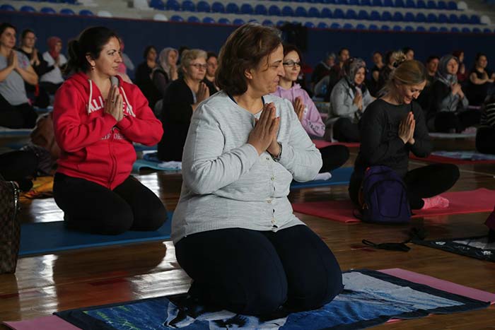 Odunpazarı Belediyesi 8 Mart Dünya Emekçi Kadınlar Günü nedeniyle düzenlediği “Kadınlar Yoga ile Huzur Buluyor” etkinliğinde 250 kadın hep birlikte yoga yaptı. 