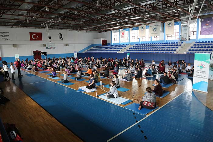 Odunpazarı Belediyesi 8 Mart Dünya Emekçi Kadınlar Günü nedeniyle düzenlediği “Kadınlar Yoga ile Huzur Buluyor” etkinliğinde 250 kadın hep birlikte yoga yaptı. 