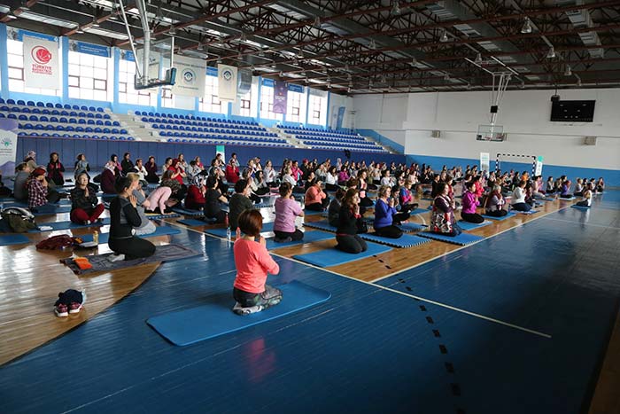 Odunpazarı Belediyesi 8 Mart Dünya Emekçi Kadınlar Günü nedeniyle düzenlediği “Kadınlar Yoga ile Huzur Buluyor” etkinliğinde 250 kadın hep birlikte yoga yaptı. 