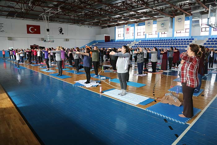 Odunpazarı Belediyesi 8 Mart Dünya Emekçi Kadınlar Günü nedeniyle düzenlediği “Kadınlar Yoga ile Huzur Buluyor” etkinliğinde 250 kadın hep birlikte yoga yaptı. 