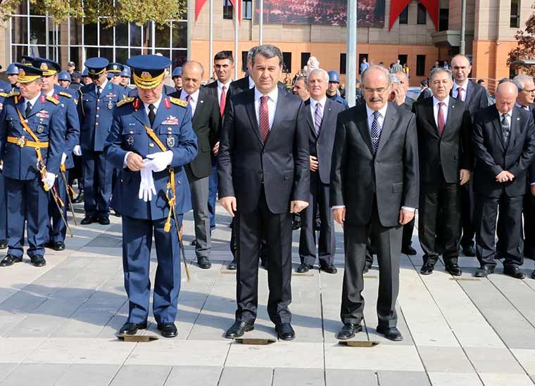 Eskişehir'de 29 Ekim Cumhuriyet Bayramı kutlamaları kapsamında çelenk sunma töreni düzenlendi.