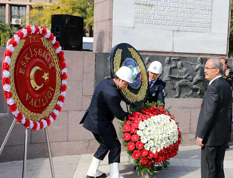 Eskişehir'de 29 Ekim Cumhuriyet Bayramı kutlamaları kapsamında çelenk sunma töreni düzenlendi.