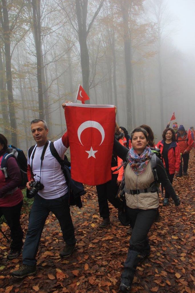 ESDOGE Eskişehir Doğa Gezginleri Trakking Grubu 29 Ekim Cumhuriyet Bayramı'nda Kütahya Domaniç ilçesi Kocayayla - Sefaköy arasını 16 km sonbaharın eşsiz manzarası eşliğinde yürüdü. Türk Bayrakları ile dağlara çıkan ESDOGE üyeleri 10. Yıl Marşını dağlarda büyük bir heyecan ile söyleyerek yürüdüler... Cumhuriyetin sonsuza dek yaşayacağını ifade ettiler.