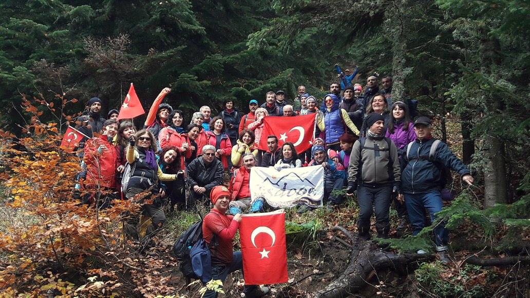 ESDOGE Eskişehir Doğa Gezginleri Trakking Grubu 29 Ekim Cumhuriyet Bayramı'nda Kütahya Domaniç ilçesi Kocayayla - Sefaköy arasını 16 km sonbaharın eşsiz manzarası eşliğinde yürüdü. Türk Bayrakları ile dağlara çıkan ESDOGE üyeleri 10. Yıl Marşını dağlarda büyük bir heyecan ile söyleyerek yürüdüler... Cumhuriyetin sonsuza dek yaşayacağını ifade ettiler.