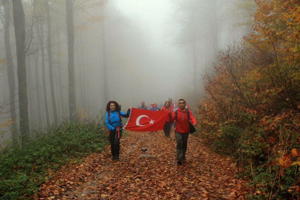 ESDOGE Eskişehir Doğa Gezginleri Trakking Grubu 29 Ekim Cumhuriyet Bayramı'nda Kütahya Domaniç ilçesi Kocayayla - Sefaköy arasını 16 km sonbaharın eşsiz manzarası eşliğinde yürüdü. Türk Bayrakları ile dağlara çıkan ESDOGE üyeleri 10. Yıl Marşını dağlarda büyük bir heyecan ile söyleyerek yürüdüler... Cumhuriyetin sonsuza dek yaşayacağını ifade ettiler.