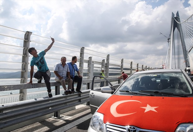 İstanbul Boğazı'na inşa edilen "dünyanın en geniş" köprüsü Yavuz Sultan Selim Köprüsü'nden araç geçişleri başladı. Bazı vatandaşlar köprü üstünde, hatıra fotoğrafı çektirdi.