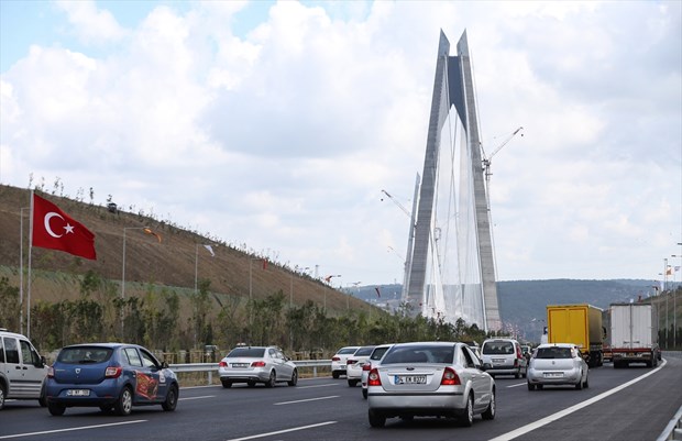 İstanbul Boğazı'na inşa edilen "dünyanın en geniş" köprüsü Yavuz Sultan Selim Köprüsü'nden araç geçişleri başladı. Bazı vatandaşlar köprü üstünde, hatıra fotoğrafı çektirdi.