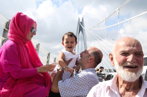 İstanbul Boğazı'na inşa edilen "dünyanın en geniş" köprüsü Yavuz Sultan Selim Köprüsü'nden araç geçişleri başladı. Bazı vatandaşlar köprü üstünde, hatıra fotoğrafı çektirdi.