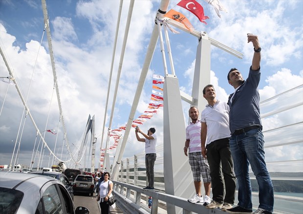 İstanbul Boğazı'na inşa edilen "dünyanın en geniş" köprüsü Yavuz Sultan Selim Köprüsü'nden araç geçişleri başladı. Bazı vatandaşlar köprü üstünde, hatıra fotoğrafı çektirdi.