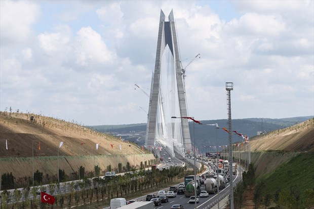 İstanbul Boğazı'na inşa edilen "dünyanın en geniş" köprüsü Yavuz Sultan Selim Köprüsü'nden araç geçişleri başladı. Bazı vatandaşlar köprü üstünde, hatıra fotoğrafı çektirdi.