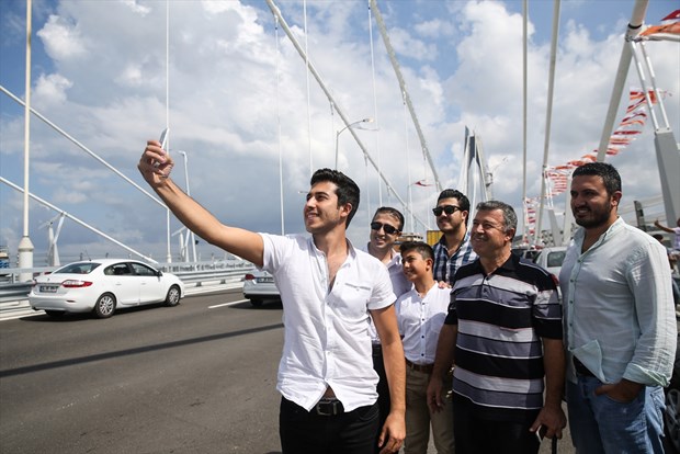 İstanbul Boğazı'na inşa edilen "dünyanın en geniş" köprüsü Yavuz Sultan Selim Köprüsü'nden araç geçişleri başladı. Bazı vatandaşlar köprü üstünde, hatıra fotoğrafı çektirdi.