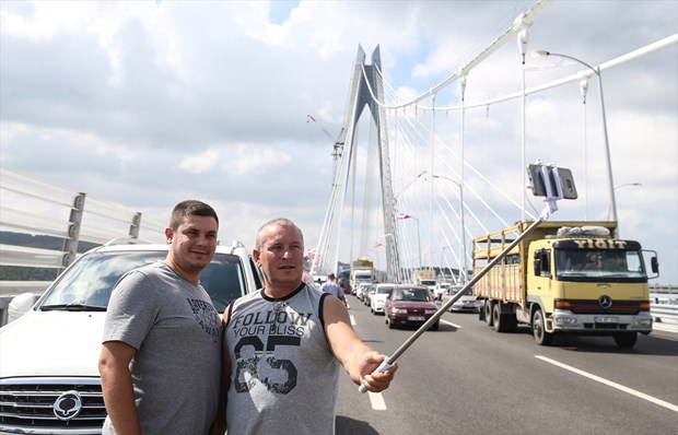 İstanbul Boğazı'na inşa edilen "dünyanın en geniş" köprüsü Yavuz Sultan Selim Köprüsü'nden araç geçişleri başladı. Bazı vatandaşlar köprü üstünde, hatıra fotoğrafı çektirdi.