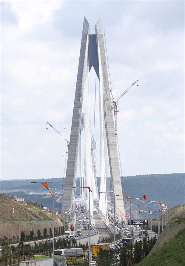 İstanbul Boğazı'na inşa edilen "dünyanın en geniş" köprüsü Yavuz Sultan Selim Köprüsü'nden araç geçişleri başladı. Bazı vatandaşlar köprü üstünde, hatıra fotoğrafı çektirdi.