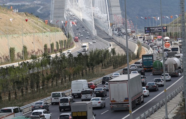 İstanbul Boğazı'na inşa edilen "dünyanın en geniş" köprüsü Yavuz Sultan Selim Köprüsü'nden araç geçişleri başladı. Bazı vatandaşlar köprü üstünde, hatıra fotoğrafı çektirdi.