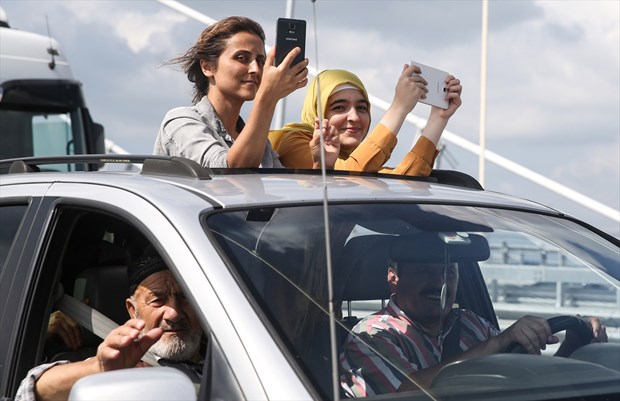 İstanbul Boğazı'na inşa edilen "dünyanın en geniş" köprüsü Yavuz Sultan Selim Köprüsü'nden araç geçişleri başladı. Bazı vatandaşlar köprü üstünde, hatıra fotoğrafı çektirdi.