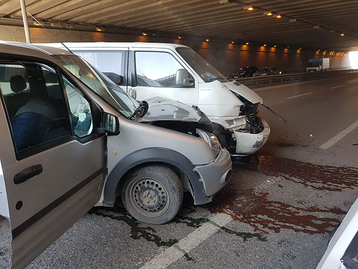 Eskişehir çevre yolunda 3 aracın karıştığı trafik kazasında kazasında 4 kişi yaralandı.