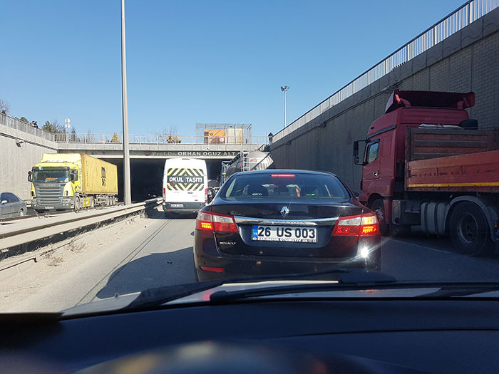 Eskişehir çevre yolunda 3 aracın karıştığı trafik kazasında kazasında 4 kişi yaralandı.