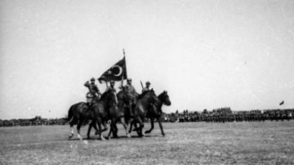 30 Ağustos Zaferi, Türkiye Cumhuriyeti için en önemli günlerden biridir. 26 Ağustos’ta başlayıp, 30 Ağustos’ta Türk ordusunun zaferiyle sonuçlanan Başkomutanlık Meydan Muharebesi (Büyük Taarruz) Türk ordusunun işgalci güçlere en ağır darbeyi vurması açısından çok önemlidir. Bu yıl 30 Ağustos'ta Zafer Bayramı'nın 93. yılını bugün kutluyoruz...