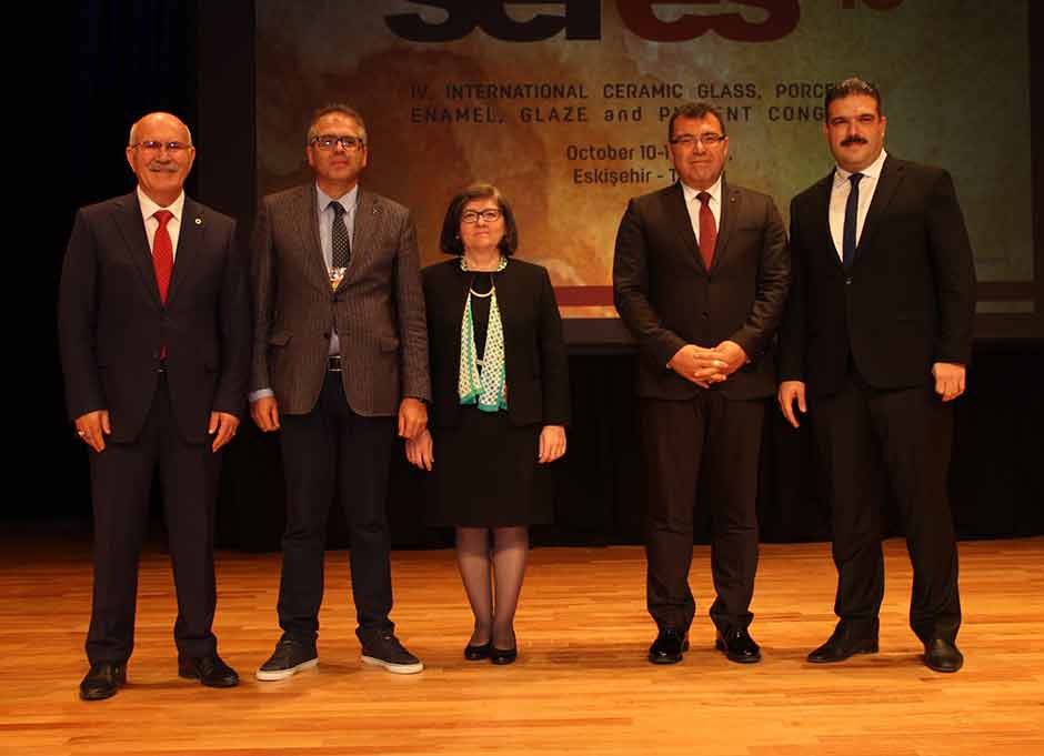 Bu tür kongrelere desteklerinin devam edeceğini belirten Rektör Çomaklı, "Bu kongre de Uluslararası Seramik, Cam, Sır ve Boya Kongresi diye geçiyor, ama ben bu olayın bir boyutuna daha değinmek istiyorum. Bu tür sanatlar, bir kültürü geçmişten geleceğe kadar taşıyor. Sanatsal etkinlikler ve bu tür teknik eğitimler ve bunun neticesinde ortaya çıkan imalatlar, bizim kimliğimizi de aslında ortaya koyuyor. Bizim hayal gücümüzü de ortaya koyuyor ve gelecek nesillere de bizim kim olduğumuzu gösteriyor.