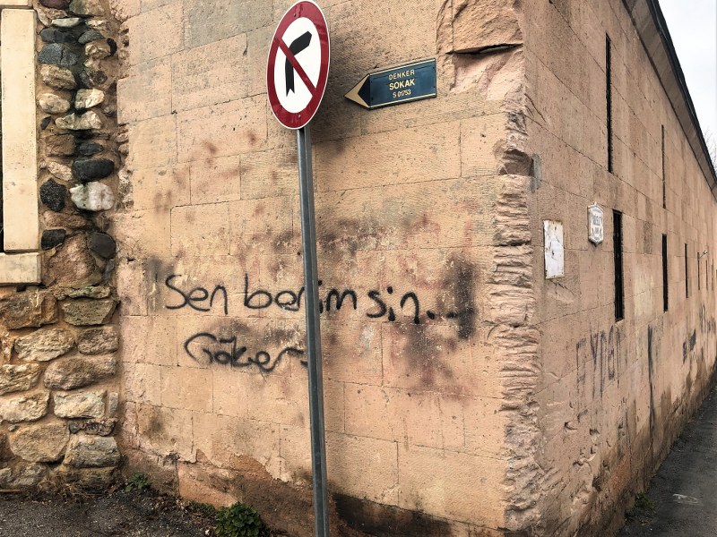 Konuyla ilgili bölgede yaşayan bir vatandaş kendini bilen kişinin duvarlara yazı yazmayacağını belirterek, "Çocukluğumuz burada geçti. Çok güzel anılarımız var burada. Mahmut dedelerimiz var, evliyalarımız var. Burada aş evi vardı. Fakirler gelir yemek yerlerdi. 63 yaşındayım seneler önce bir güzellik vardı burada. Duvarlara pis insanlar yazı yazıyor. Temiz çocuklar yazmaz. Yani kendini bilen, görmüş, geçirmiş çocuklar yazmaz. Evlerimiz var tarihi eser bambaşka. Buraya geldiğim zaman bir ferahlık var, bir açıklık var. Bu yazıların silinmesini istemem mi, bu güzel şeye bu pislik nereden geliyor? Yeni yetişenler yapıyor, eski yetişenler kıymetini bilirler" dedi. 