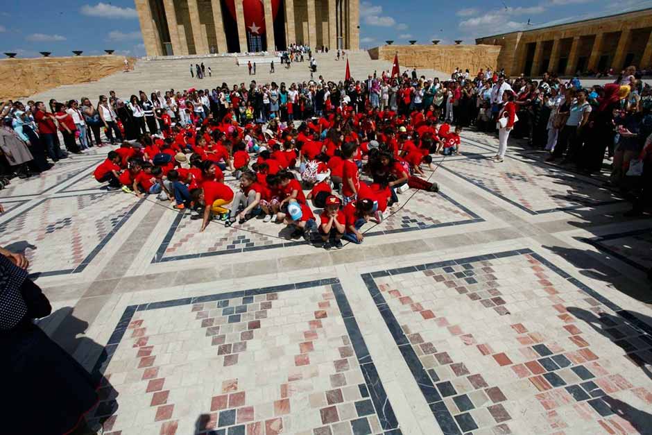 Odunpazarı Belediyesi tarafından 2 kez düzenlenen "Diriliş-Direniş-Kurtuluş" halk yürüyüşü, Anıtkabir ziyareti ile başladı. 