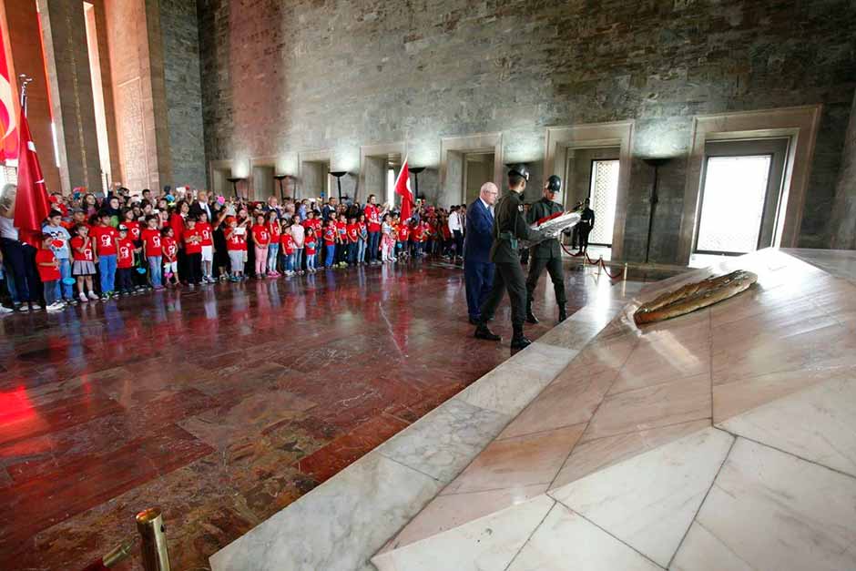 Odunpazarı Belediyesi tarafından 2 kez düzenlenen "Diriliş-Direniş-Kurtuluş" halk yürüyüşü, Anıtkabir ziyareti ile başladı. 