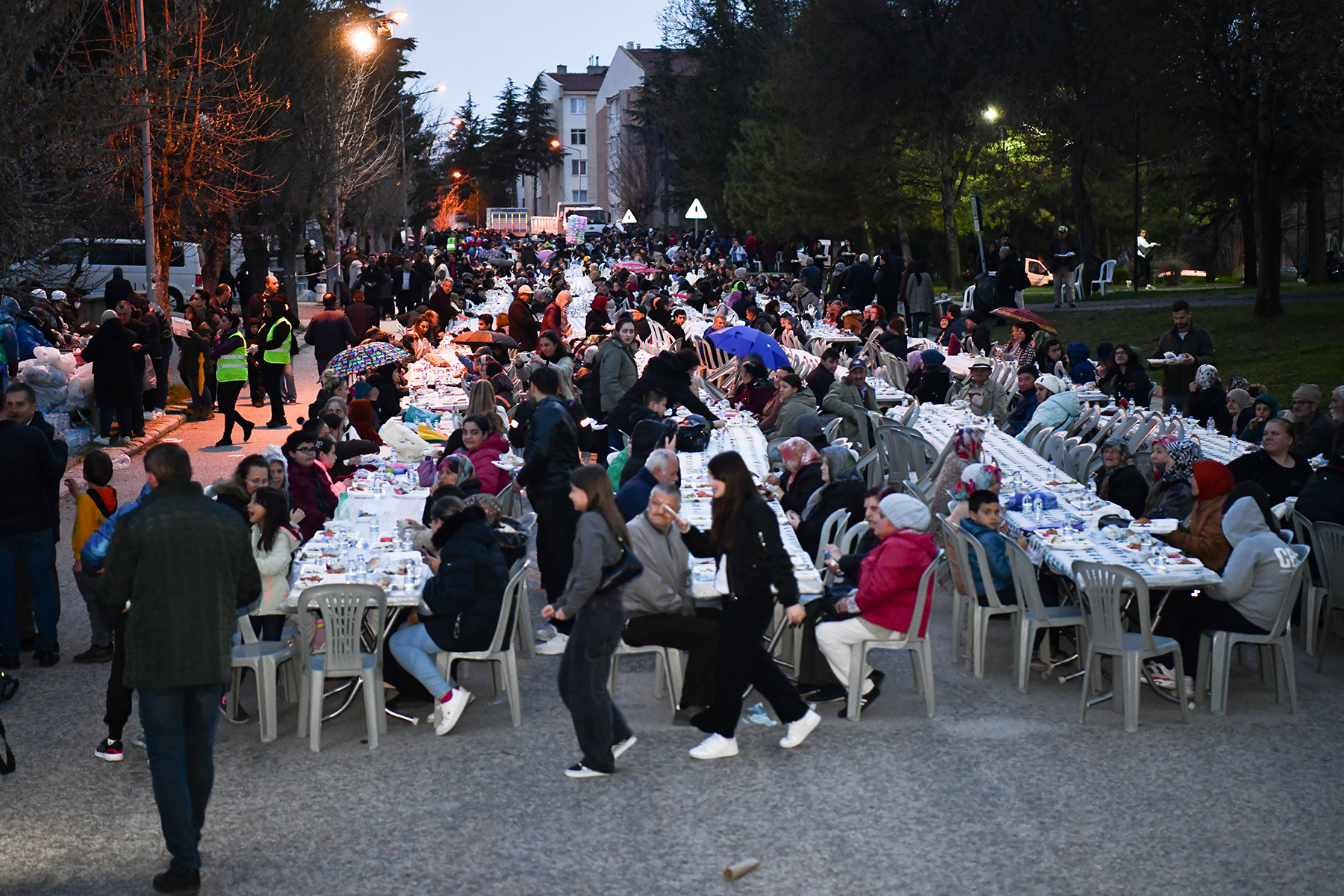 Eskişehir Tepebaşı Belediyesi’nin Uluönder Mahallesi’nde kurduğu iftar sofralarında 6 bin 500 vatandaş bir araya geldi. Eskişehirlilerin Ramazan ayını kutlayan Tepebaşı Belediye Başkanı Dt. Ahmet Ataç, “Aynı sofrayı paylaştıkça iftar bereketi artıyor. Şehrimizin birlik ve beraberliği de artarak devam edecek” dedi.

Tepebaşı Belediyesi tarafından düzenlenen sokak iftarları vatandaşların yoğun katılımı ile gerçekleşmeye devam ediyor.
Uluönder Mahallesi’nde gerçekleştirilen iftar etkinliğine de Eskişehirlilerin katılımı büyük oldu. Mahallede 6 bin 500 vatandaş aynı sofrada iftar yapmanın huzurunu yaşarken, Tepebaşı Belediye Başkanı Dt. Ahmet Ataç da CHP Eskişehir Milletvekili Utku Çakırözer ile birlikte programa katıldı. Uluönder sakinleri ile tek tek selamlaşan Başkan Ataç, vatandaşların Ramazan ayını kutladı. Kentteki birlik ve beraberlik ruhuna dikkat çeken Başkan Ataç, “Mahalle iftarlarımız yoğun katılım ile devam ediyor. Bu yıl da on binlerce Eskişehirli ile aynı sofrada buluşuyoruz. Bu bizim için çok kıymetli çünkü bu tür etkinlikler ilişkilerimizi sağlamlaştırıyor. Aynı sofrayı paylaştıkça iftar bereketi artıyor. Şehrimizin birlik ve beraberliği de artarak devam edecek. Bizleri yalnız bırakmayan tüm hemşehrilerime teşekkür ediyorum” dedi.
Başkan Ataç ile bol bol fotoğraf çektiren Uluönder sakinleri de sokak iftarlarından dolayı memnuniyetini dile getirerek Tepebaşı Belediyesi’ne teşekkür etti.
