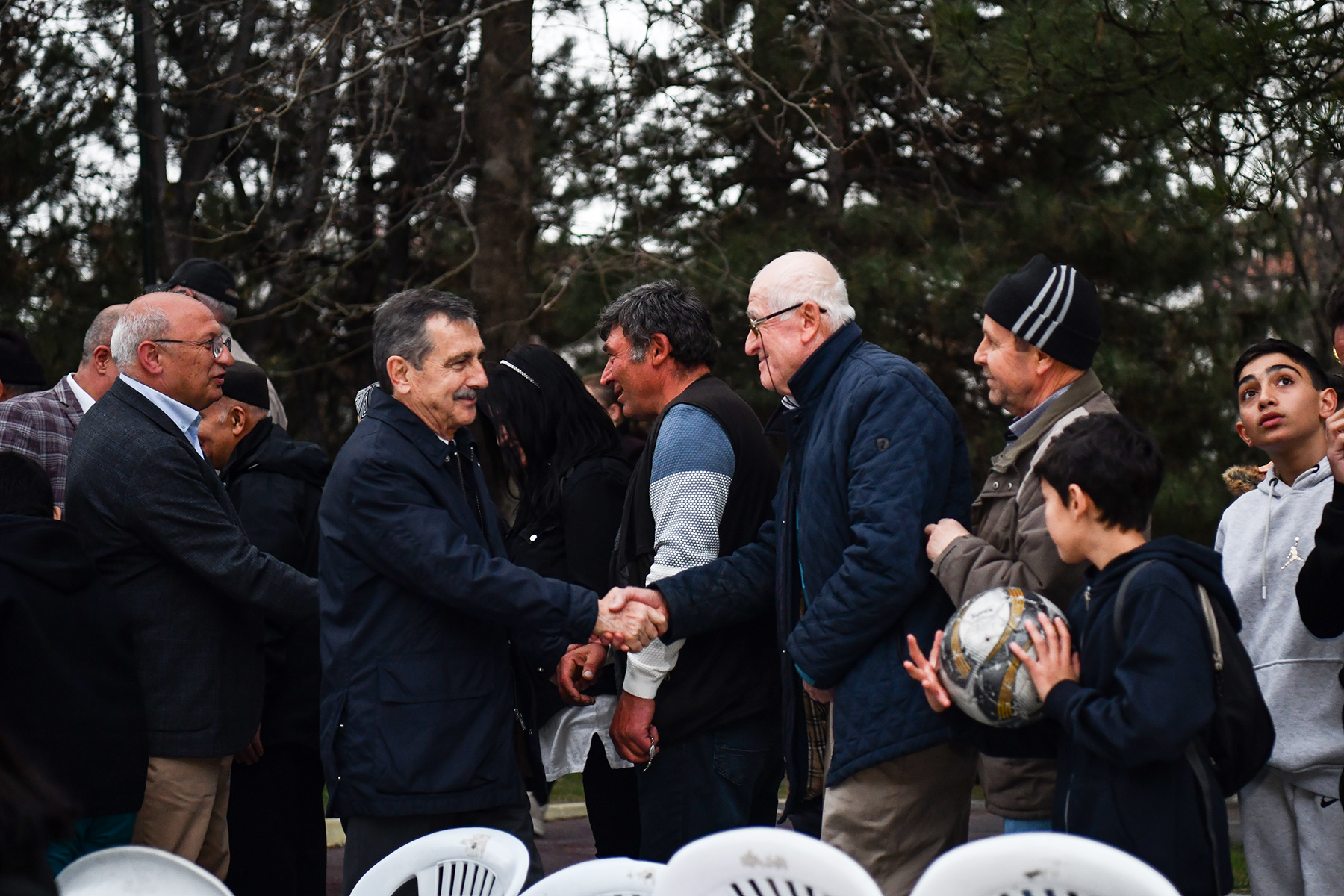 Eskişehir Tepebaşı Belediyesi’nin Uluönder Mahallesi’nde kurduğu iftar sofralarında 6 bin 500 vatandaş bir araya geldi. Eskişehirlilerin Ramazan ayını kutlayan Tepebaşı Belediye Başkanı Dt. Ahmet Ataç, “Aynı sofrayı paylaştıkça iftar bereketi artıyor. Şehrimizin birlik ve beraberliği de artarak devam edecek” dedi.

Tepebaşı Belediyesi tarafından düzenlenen sokak iftarları vatandaşların yoğun katılımı ile gerçekleşmeye devam ediyor.
Uluönder Mahallesi’nde gerçekleştirilen iftar etkinliğine de Eskişehirlilerin katılımı büyük oldu. Mahallede 6 bin 500 vatandaş aynı sofrada iftar yapmanın huzurunu yaşarken, Tepebaşı Belediye Başkanı Dt. Ahmet Ataç da CHP Eskişehir Milletvekili Utku Çakırözer ile birlikte programa katıldı. Uluönder sakinleri ile tek tek selamlaşan Başkan Ataç, vatandaşların Ramazan ayını kutladı. Kentteki birlik ve beraberlik ruhuna dikkat çeken Başkan Ataç, “Mahalle iftarlarımız yoğun katılım ile devam ediyor. Bu yıl da on binlerce Eskişehirli ile aynı sofrada buluşuyoruz. Bu bizim için çok kıymetli çünkü bu tür etkinlikler ilişkilerimizi sağlamlaştırıyor. Aynı sofrayı paylaştıkça iftar bereketi artıyor. Şehrimizin birlik ve beraberliği de artarak devam edecek. Bizleri yalnız bırakmayan tüm hemşehrilerime teşekkür ediyorum” dedi.
Başkan Ataç ile bol bol fotoğraf çektiren Uluönder sakinleri de sokak iftarlarından dolayı memnuniyetini dile getirerek Tepebaşı Belediyesi’ne teşekkür etti.
