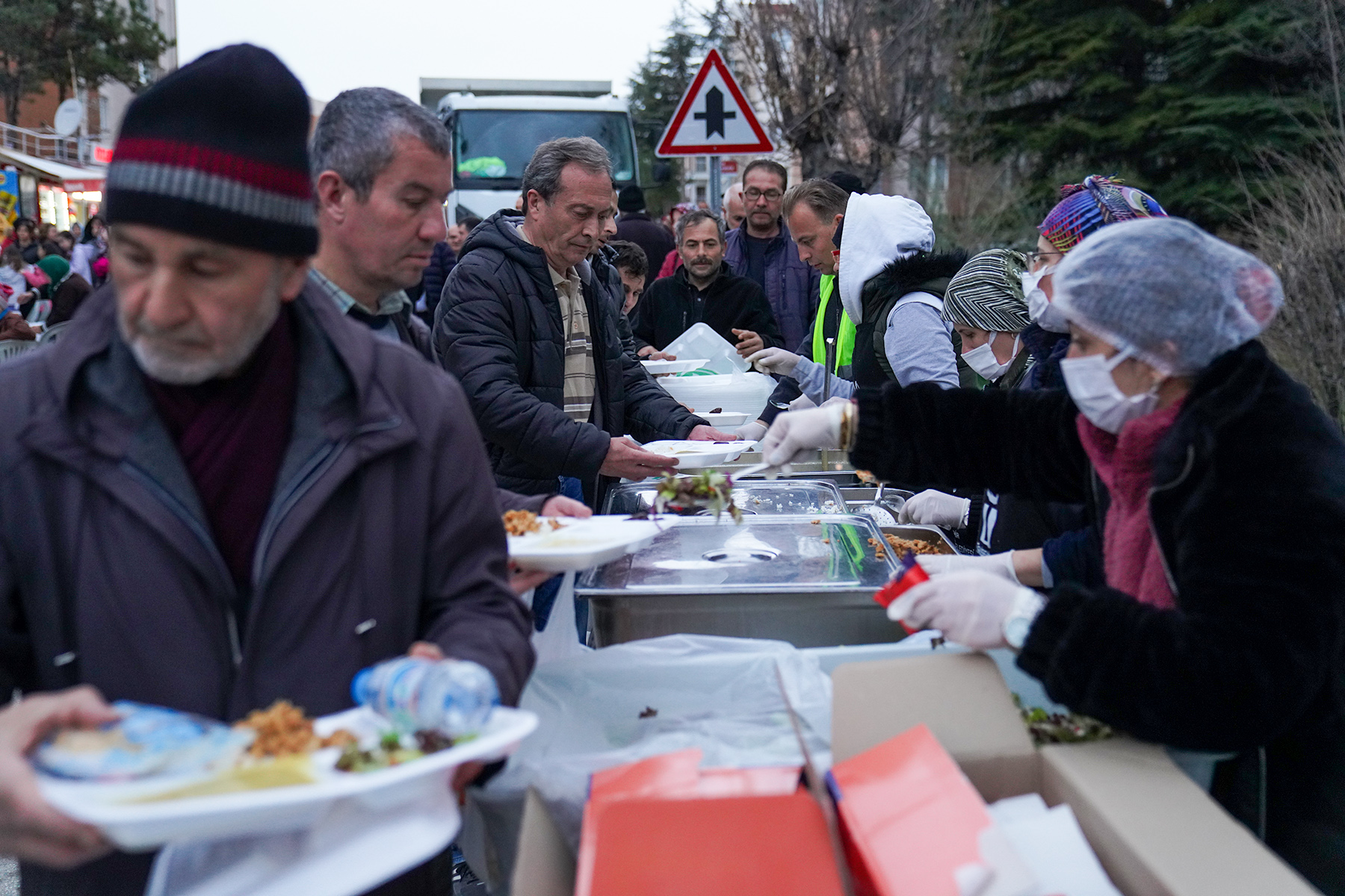 Eskişehir Tepebaşı Belediyesi’nin Uluönder Mahallesi’nde kurduğu iftar sofralarında 6 bin 500 vatandaş bir araya geldi. Eskişehirlilerin Ramazan ayını kutlayan Tepebaşı Belediye Başkanı Dt. Ahmet Ataç, “Aynı sofrayı paylaştıkça iftar bereketi artıyor. Şehrimizin birlik ve beraberliği de artarak devam edecek” dedi.

Tepebaşı Belediyesi tarafından düzenlenen sokak iftarları vatandaşların yoğun katılımı ile gerçekleşmeye devam ediyor.
Uluönder Mahallesi’nde gerçekleştirilen iftar etkinliğine de Eskişehirlilerin katılımı büyük oldu. Mahallede 6 bin 500 vatandaş aynı sofrada iftar yapmanın huzurunu yaşarken, Tepebaşı Belediye Başkanı Dt. Ahmet Ataç da CHP Eskişehir Milletvekili Utku Çakırözer ile birlikte programa katıldı. Uluönder sakinleri ile tek tek selamlaşan Başkan Ataç, vatandaşların Ramazan ayını kutladı. Kentteki birlik ve beraberlik ruhuna dikkat çeken Başkan Ataç, “Mahalle iftarlarımız yoğun katılım ile devam ediyor. Bu yıl da on binlerce Eskişehirli ile aynı sofrada buluşuyoruz. Bu bizim için çok kıymetli çünkü bu tür etkinlikler ilişkilerimizi sağlamlaştırıyor. Aynı sofrayı paylaştıkça iftar bereketi artıyor. Şehrimizin birlik ve beraberliği de artarak devam edecek. Bizleri yalnız bırakmayan tüm hemşehrilerime teşekkür ediyorum” dedi.
Başkan Ataç ile bol bol fotoğraf çektiren Uluönder sakinleri de sokak iftarlarından dolayı memnuniyetini dile getirerek Tepebaşı Belediyesi’ne teşekkür etti.
