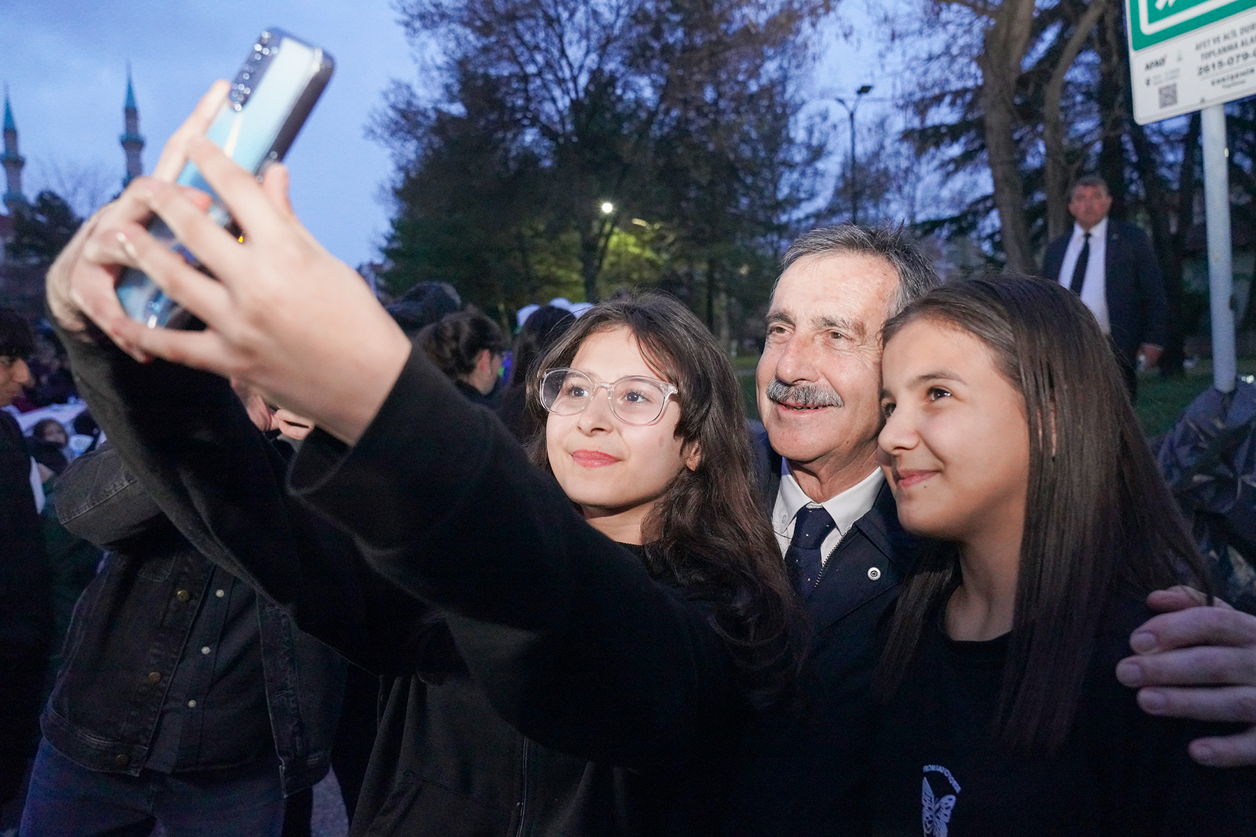 Eskişehir Tepebaşı Belediyesi’nin Uluönder Mahallesi’nde kurduğu iftar sofralarında 6 bin 500 vatandaş bir araya geldi. Eskişehirlilerin Ramazan ayını kutlayan Tepebaşı Belediye Başkanı Dt. Ahmet Ataç, “Aynı sofrayı paylaştıkça iftar bereketi artıyor. Şehrimizin birlik ve beraberliği de artarak devam edecek” dedi.

Tepebaşı Belediyesi tarafından düzenlenen sokak iftarları vatandaşların yoğun katılımı ile gerçekleşmeye devam ediyor.
Uluönder Mahallesi’nde gerçekleştirilen iftar etkinliğine de Eskişehirlilerin katılımı büyük oldu. Mahallede 6 bin 500 vatandaş aynı sofrada iftar yapmanın huzurunu yaşarken, Tepebaşı Belediye Başkanı Dt. Ahmet Ataç da CHP Eskişehir Milletvekili Utku Çakırözer ile birlikte programa katıldı. Uluönder sakinleri ile tek tek selamlaşan Başkan Ataç, vatandaşların Ramazan ayını kutladı. Kentteki birlik ve beraberlik ruhuna dikkat çeken Başkan Ataç, “Mahalle iftarlarımız yoğun katılım ile devam ediyor. Bu yıl da on binlerce Eskişehirli ile aynı sofrada buluşuyoruz. Bu bizim için çok kıymetli çünkü bu tür etkinlikler ilişkilerimizi sağlamlaştırıyor. Aynı sofrayı paylaştıkça iftar bereketi artıyor. Şehrimizin birlik ve beraberliği de artarak devam edecek. Bizleri yalnız bırakmayan tüm hemşehrilerime teşekkür ediyorum” dedi.
Başkan Ataç ile bol bol fotoğraf çektiren Uluönder sakinleri de sokak iftarlarından dolayı memnuniyetini dile getirerek Tepebaşı Belediyesi’ne teşekkür etti.
