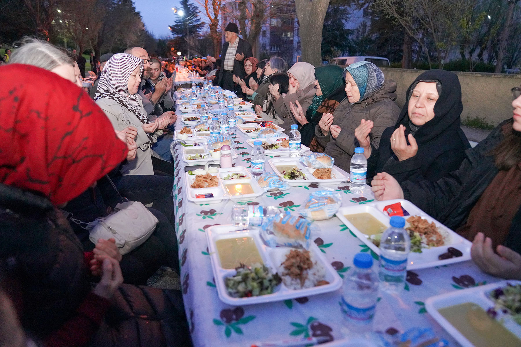 Eskişehir Tepebaşı Belediyesi’nin Uluönder Mahallesi’nde kurduğu iftar sofralarında 6 bin 500 vatandaş bir araya geldi. Eskişehirlilerin Ramazan ayını kutlayan Tepebaşı Belediye Başkanı Dt. Ahmet Ataç, “Aynı sofrayı paylaştıkça iftar bereketi artıyor. Şehrimizin birlik ve beraberliği de artarak devam edecek” dedi.

Tepebaşı Belediyesi tarafından düzenlenen sokak iftarları vatandaşların yoğun katılımı ile gerçekleşmeye devam ediyor.
Uluönder Mahallesi’nde gerçekleştirilen iftar etkinliğine de Eskişehirlilerin katılımı büyük oldu. Mahallede 6 bin 500 vatandaş aynı sofrada iftar yapmanın huzurunu yaşarken, Tepebaşı Belediye Başkanı Dt. Ahmet Ataç da CHP Eskişehir Milletvekili Utku Çakırözer ile birlikte programa katıldı. Uluönder sakinleri ile tek tek selamlaşan Başkan Ataç, vatandaşların Ramazan ayını kutladı. Kentteki birlik ve beraberlik ruhuna dikkat çeken Başkan Ataç, “Mahalle iftarlarımız yoğun katılım ile devam ediyor. Bu yıl da on binlerce Eskişehirli ile aynı sofrada buluşuyoruz. Bu bizim için çok kıymetli çünkü bu tür etkinlikler ilişkilerimizi sağlamlaştırıyor. Aynı sofrayı paylaştıkça iftar bereketi artıyor. Şehrimizin birlik ve beraberliği de artarak devam edecek. Bizleri yalnız bırakmayan tüm hemşehrilerime teşekkür ediyorum” dedi.
Başkan Ataç ile bol bol fotoğraf çektiren Uluönder sakinleri de sokak iftarlarından dolayı memnuniyetini dile getirerek Tepebaşı Belediyesi’ne teşekkür etti.
