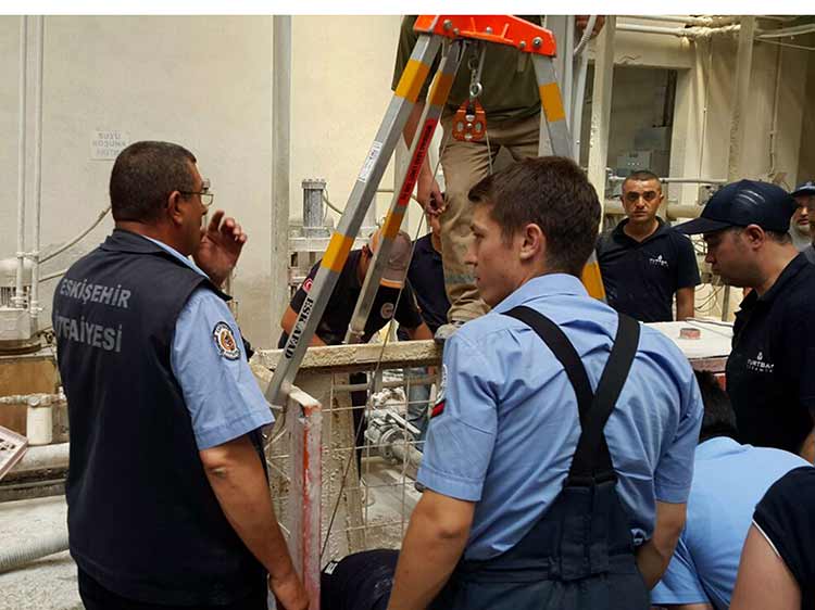 Eskişehir'in İnönü ilçesinde bir fabrikada 6 metre derinliğindeki çamur kuyusuna düşen işçi yaralandı.