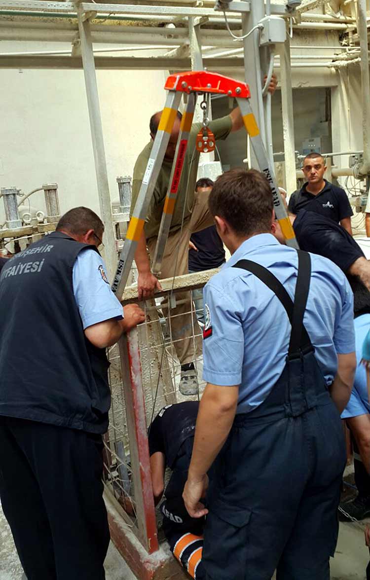 Eskişehir'in İnönü ilçesinde bir fabrikada 6 metre derinliğindeki çamur kuyusuna düşen işçi yaralandı.