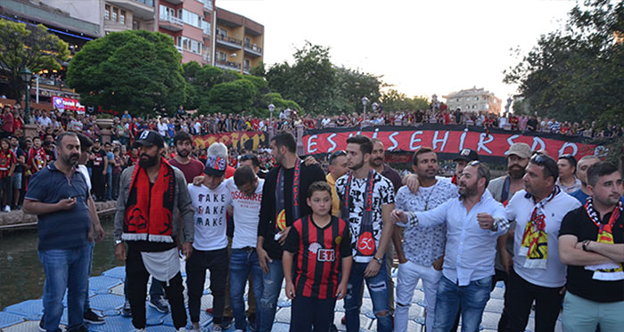 Eskişehirspor sevgisi 7’den 70’e herkesin gönlünde yer etmiş durumda. Eskişehirspor’daki belirsizliğe rağmen yüreğinde Siyah Kırmızılı sevda bulunan taraftarlar Adalar’da toplanarak Eskişehirspor’un esas sahibinin kim olduğunu gösterdi.