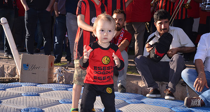 Eskişehirspor sevgisi 7’den 70’e herkesin gönlünde yer etmiş durumda. Eskişehirspor’daki belirsizliğe rağmen yüreğinde Siyah Kırmızılı sevda bulunan taraftarlar Adalar’da toplanarak Eskişehirspor’un esas sahibinin kim olduğunu gösterdi.