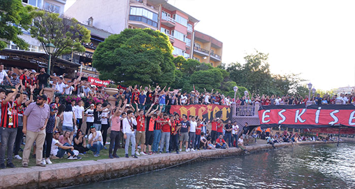 Eskişehirspor sevgisi 7’den 70’e herkesin gönlünde yer etmiş durumda. Eskişehirspor’daki belirsizliğe rağmen yüreğinde Siyah Kırmızılı sevda bulunan taraftarlar Adalar’da toplanarak Eskişehirspor’un esas sahibinin kim olduğunu gösterdi.