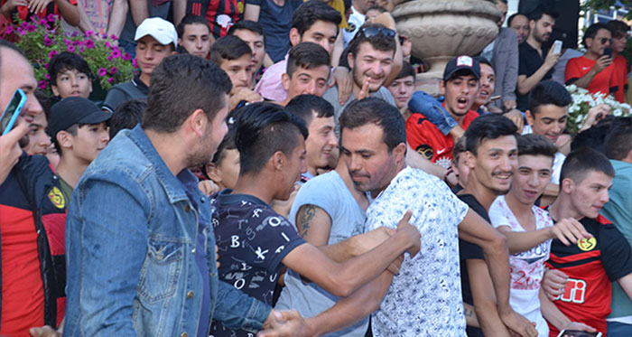 Eskişehirspor sevgisi 7’den 70’e herkesin gönlünde yer etmiş durumda. Eskişehirspor’daki belirsizliğe rağmen yüreğinde Siyah Kırmızılı sevda bulunan taraftarlar Adalar’da toplanarak Eskişehirspor’un esas sahibinin kim olduğunu gösterdi.