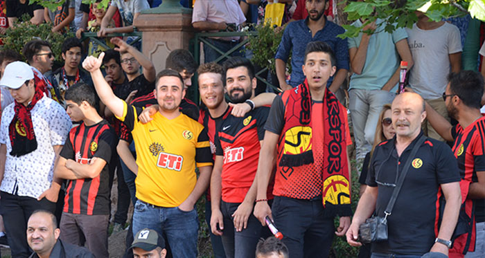 Eskişehirspor sevgisi 7’den 70’e herkesin gönlünde yer etmiş durumda. Eskişehirspor’daki belirsizliğe rağmen yüreğinde Siyah Kırmızılı sevda bulunan taraftarlar Adalar’da toplanarak Eskişehirspor’un esas sahibinin kim olduğunu gösterdi.