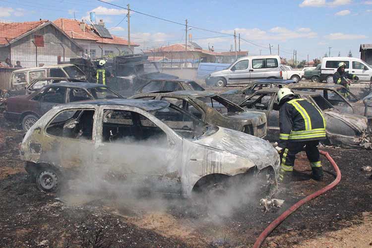 Konya’da trafik otoparkında çıkan yangında yaklaşık 70 araç kül oldu. 