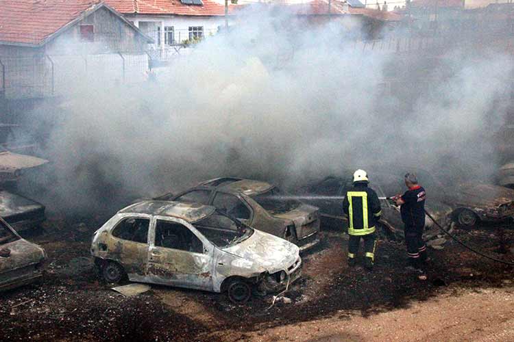 Konya’da trafik otoparkında çıkan yangında yaklaşık 70 araç kül oldu. 