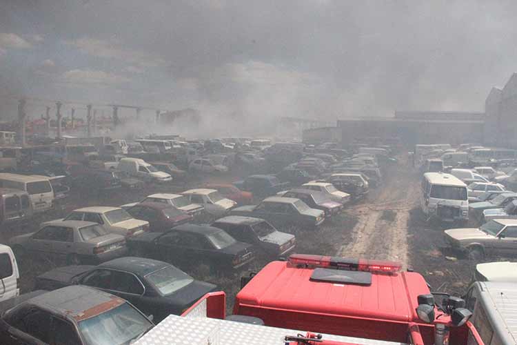 Konya’da trafik otoparkında çıkan yangında yaklaşık 70 araç kül oldu. 