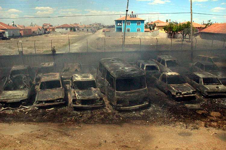 Konya’da trafik otoparkında çıkan yangında yaklaşık 70 araç kül oldu. 