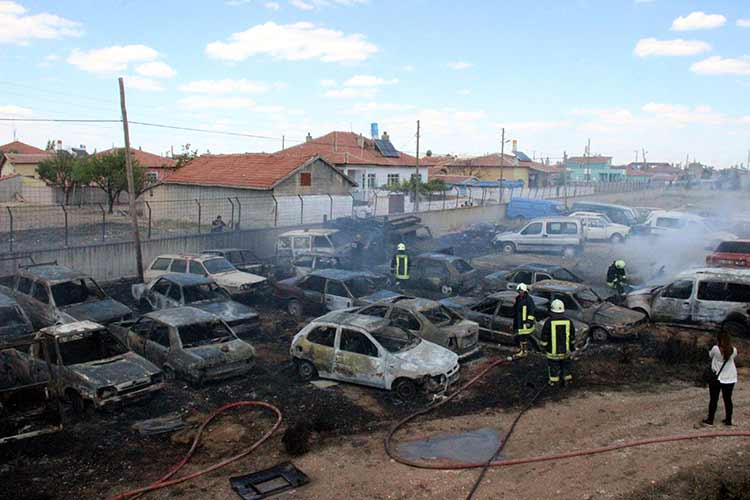 Konya’da trafik otoparkında çıkan yangında yaklaşık 70 araç kül oldu. 