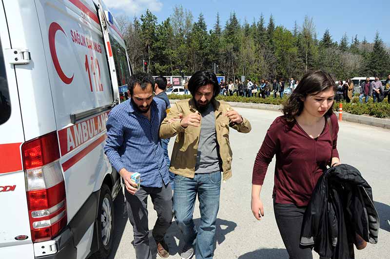 Eskişehir Anadolu Üniversitesi Yunus Emre Yerleşkesi'nde bir grup öğrenciyle özel güvenlik görevlileri arasında kavga çıktı. Çevik kuvvet polislerinin müdahale ettiği olayda, 3'ü özel güvenlik görevlisi 9 kişi yaralandı.