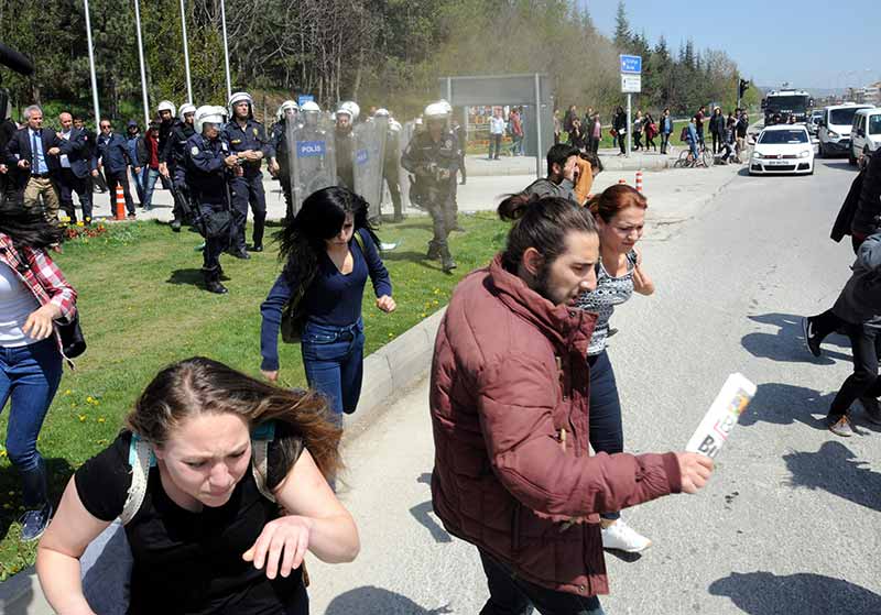 Eskişehir Anadolu Üniversitesi Yunus Emre Yerleşkesi'nde bir grup öğrenciyle özel güvenlik görevlileri arasında kavga çıktı. Çevik kuvvet polislerinin müdahale ettiği olayda, 3'ü özel güvenlik görevlisi 9 kişi yaralandı.