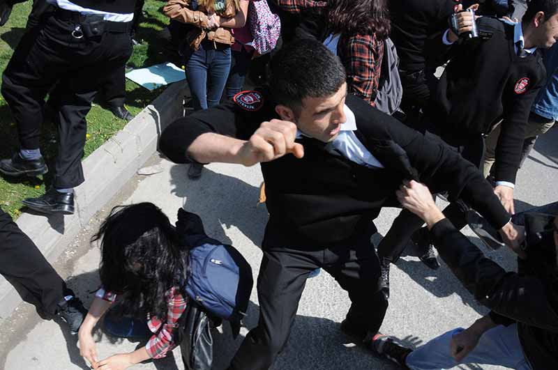 Eskişehir Anadolu Üniversitesi Yunus Emre Yerleşkesi'nde bir grup öğrenciyle özel güvenlik görevlileri arasında kavga çıktı. Çevik kuvvet polislerinin müdahale ettiği olayda, 3'ü özel güvenlik görevlisi 9 kişi yaralandı.