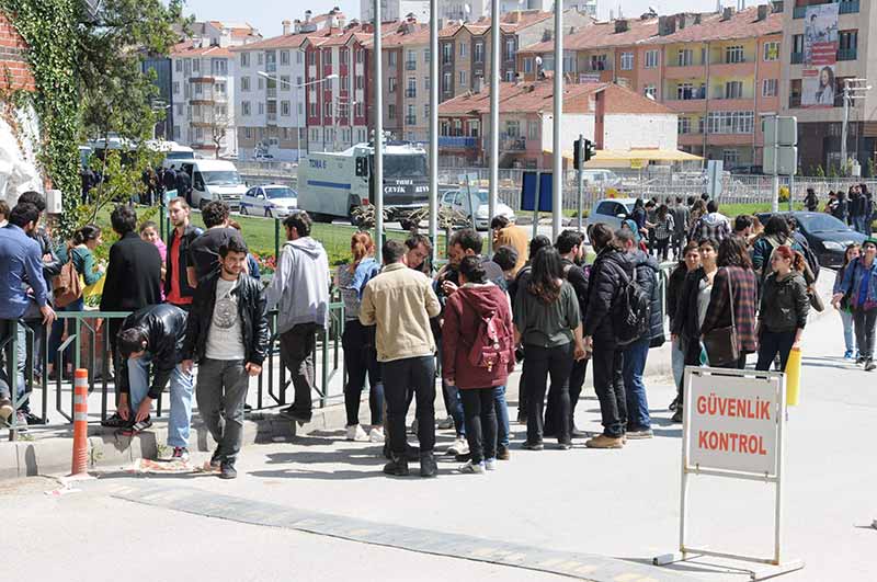 Eskişehir Anadolu Üniversitesi Yunus Emre Yerleşkesi'nde bir grup öğrenciyle özel güvenlik görevlileri arasında kavga çıktı. Çevik kuvvet polislerinin müdahale ettiği olayda, 3'ü özel güvenlik görevlisi 9 kişi yaralandı.